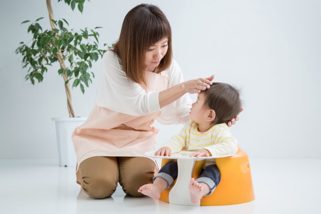 子どもの熱を測る