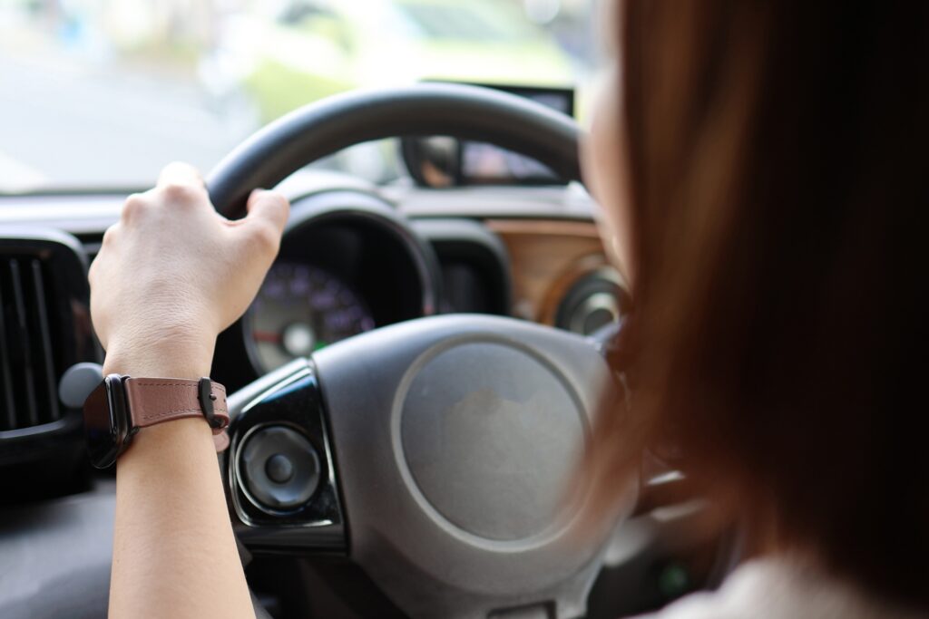 運転する女性