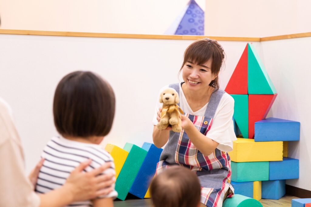 園児と遊ぶ保育士さん