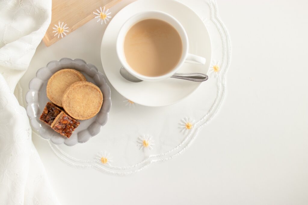 紅茶とおいしそうなお茶菓子