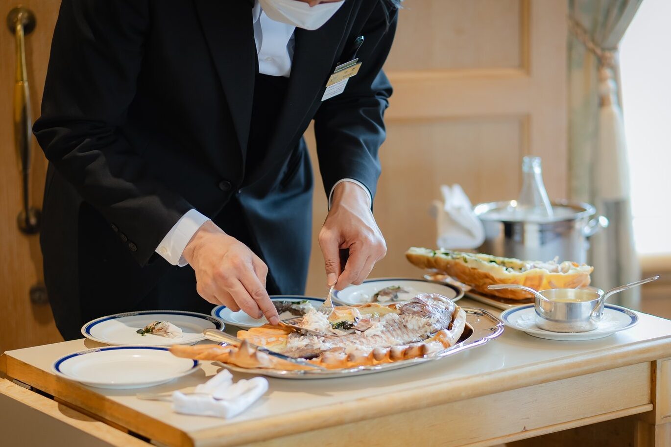 マルメゾン お食い初め　スタッフが鯛をワゴンで取り分けてくれる様子