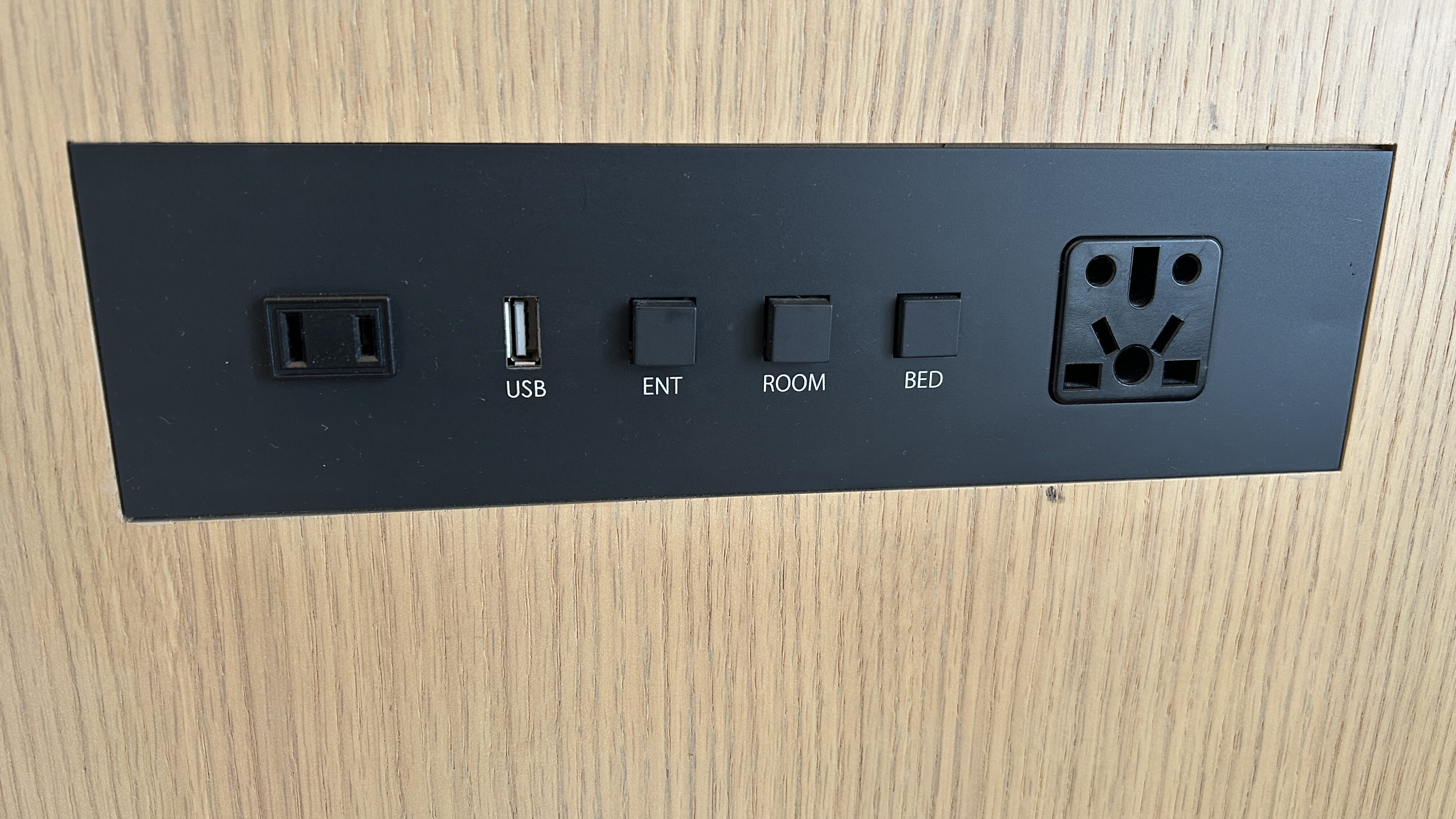 ぶどうの木産後ケアホテルのベッドサイドスイッチパネル（USB・ENT・ROOM・BED）