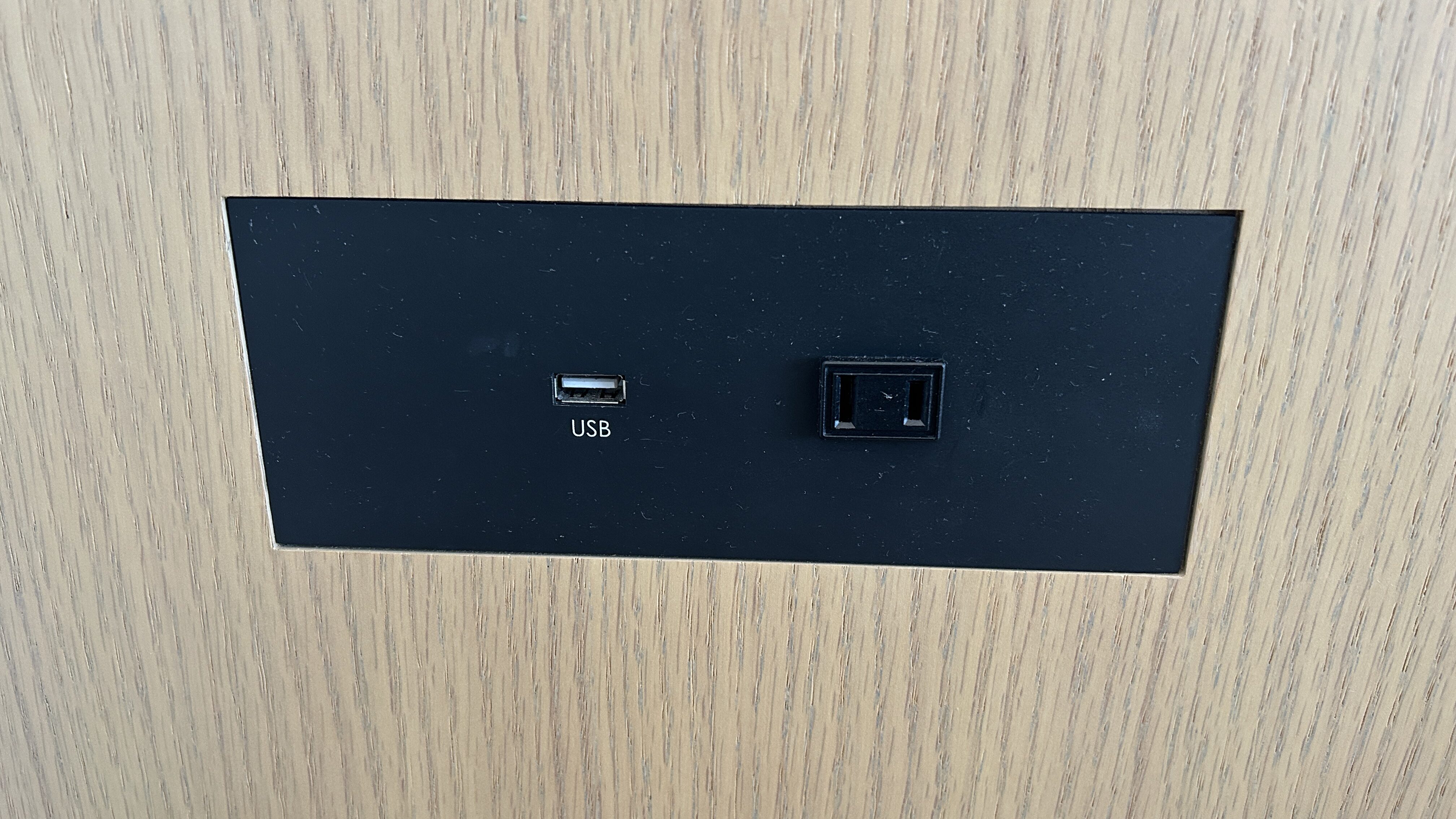 ぶどうの木産後ケアホテルのヘッドボードにあるUSBポートとコンセント