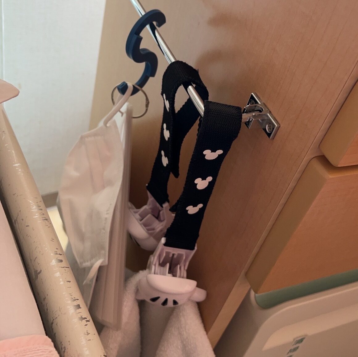 病院のベッドそばにミッキー柄のストラップでおしゃぶりクリップを吊り下げた様子